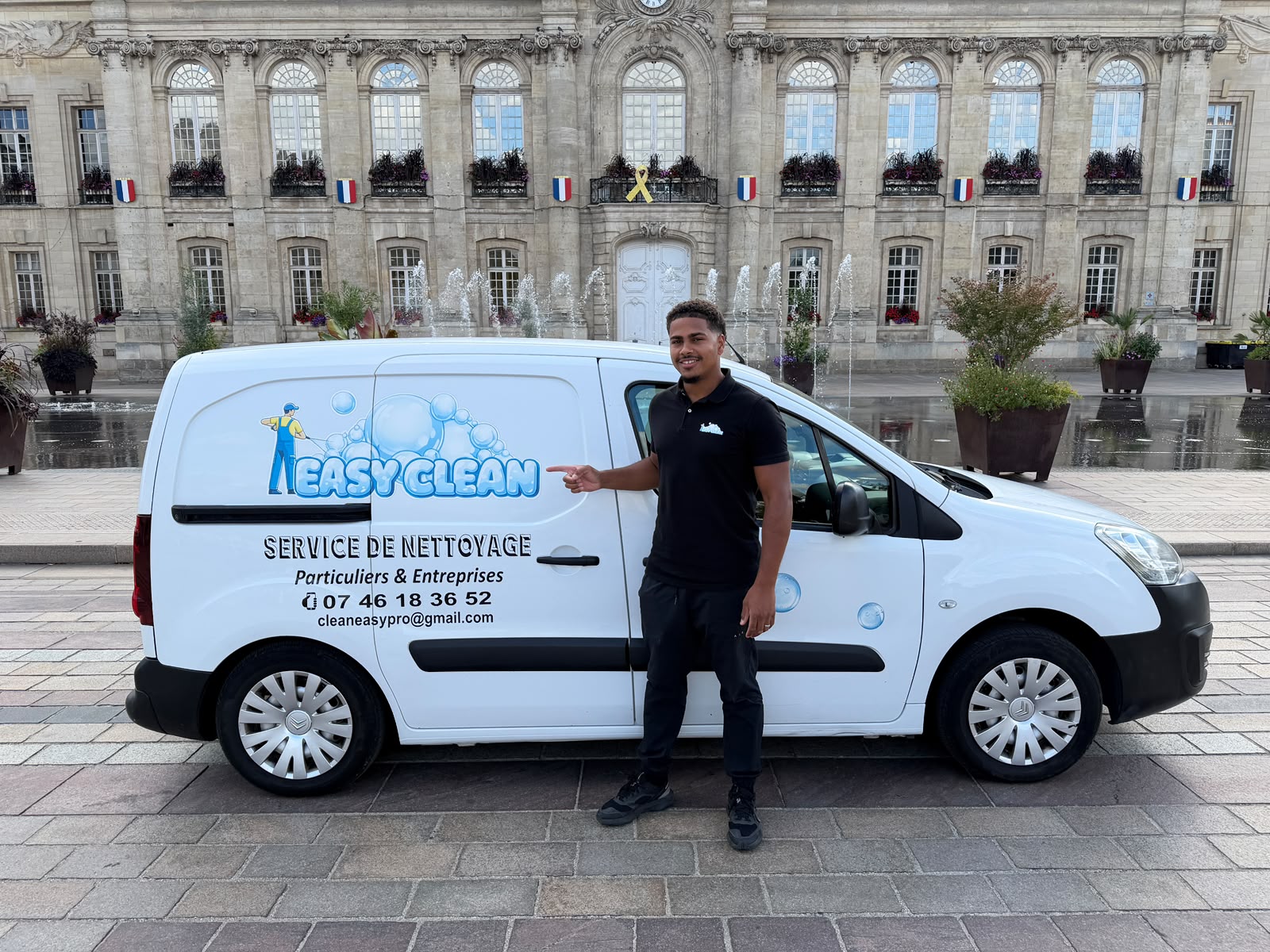 Le professionnel Easy Clean avec son véhicule équipé